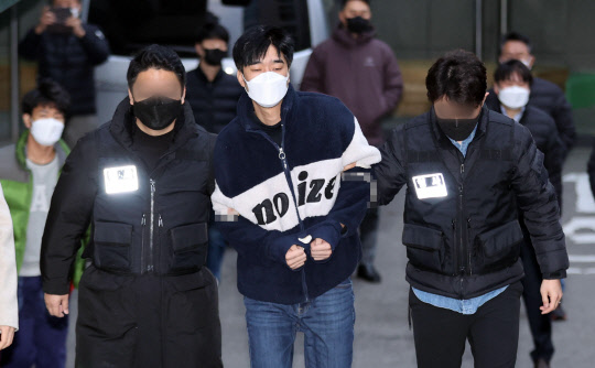 스토킹으로 경찰의 신변보호를 받던 전 여자친구를 살해한 김병찬이 지난 11월 29일 오전 검찰로 송치되기 위해 서울 남대문경찰서를 나서고 있다. <연합뉴스>